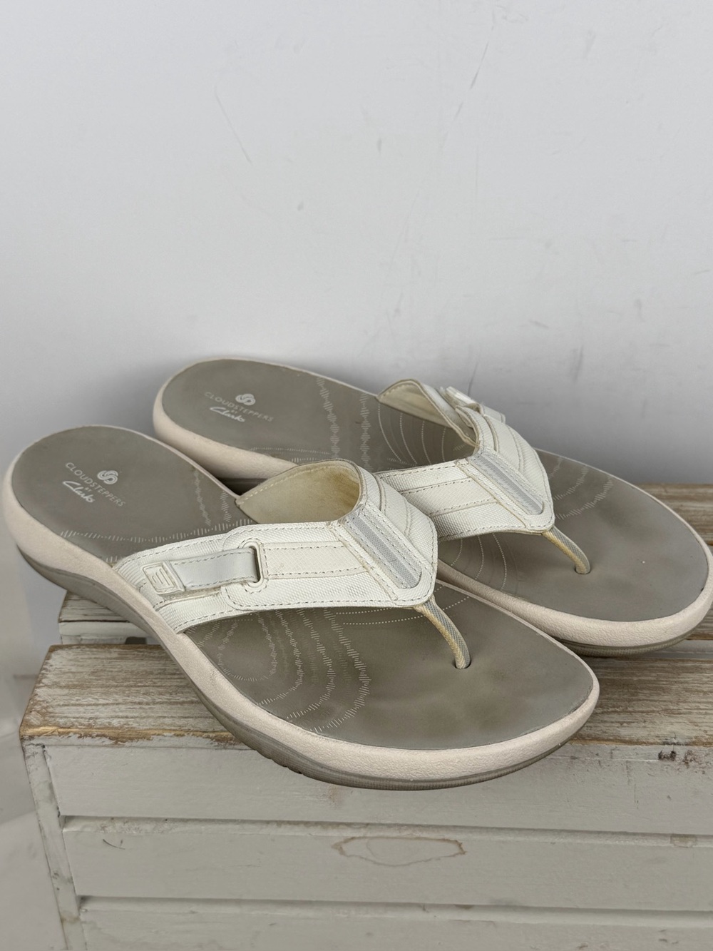 Clarks cloud steppers Brinkley jazz flip-flop sandals in white size 10M